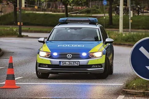 Une opération policière mondiale démonte une plateforme d'abus sur enfants du dark web avec 1,8 million d'utilisateurs.