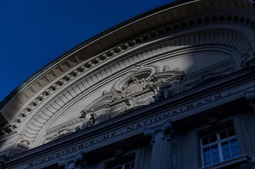 La BNS rejette les allégations de manipulation monétaire et affirme qu'elle vise l'inflation.