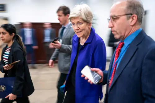 Les démocrates demandent à la SEC de conserver les documents liés à l'entreprise de crypto-monnaies de Trump, enquêtant sur les conflits d'intérêts.