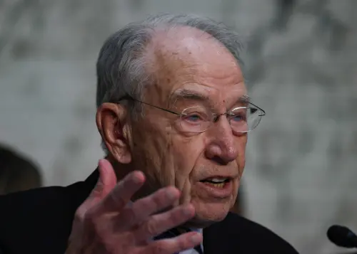 Les sénateurs américains cherchent à limiter l'autorité tarifaire de Trump.