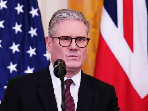 Les tarifs américains auront un impact économique 'clair', mais une réponse 'calme' est nécessaire, déclare Keir Starmer.