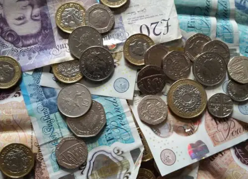 Le nombre de responsables des conseils percevant des salaires de 100 000 £ atteint un niveau record.