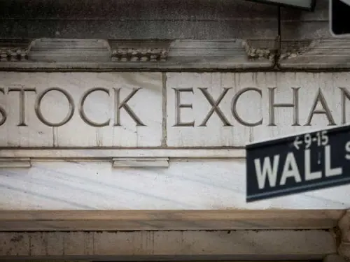 Les tarifs de Trump effacent 2,5 billions de dollars du marché boursier américain lors de la plus forte chute en une seule journée depuis 2020.