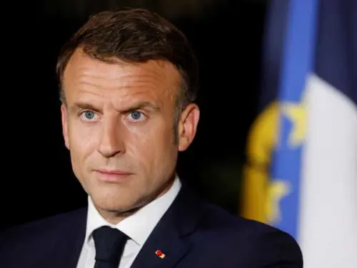 Macron appelle les entreprises de l'UE à suspendre leurs investissements aux États-Unis.