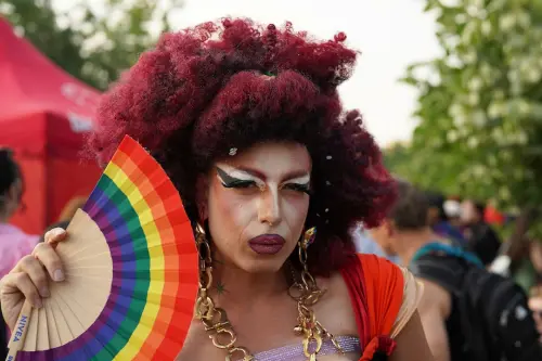 Des dizaines de milliers de personnes manifestent en Roumanie pour exiger l'égalité des LGBTQ.