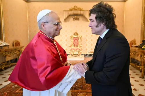 Milei rencontre le pape Léon, confirme sa visite en Argentine.