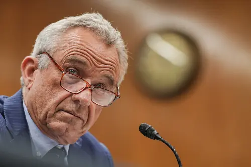 Les stocks de vaccins entravés alors que Wall Street adopte une approche 'd'attente et d'observation' après le bouleversement de Kennedy.