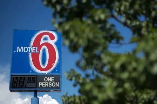 L'ancien porte-parole de Motel 6, Tom Bodett, poursuit la chaîne pour avoir utilisé son nom et sa voix.