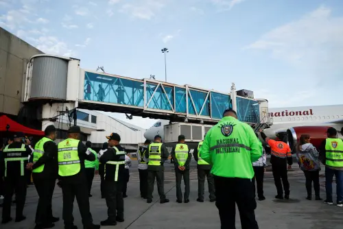 Trump fait appel d'une décision selon laquelle les Vénézuéliens expulsés vers El Salvador peuvent contester leur détention.