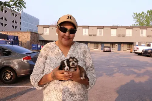 Des flammes aux chutes : les évacués autochtones des incendies de forêt du Canada trouvent refuge à Niagara.