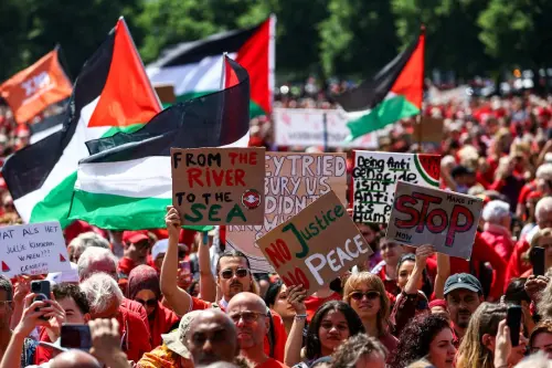 Des dizaines de milliers de personnes manifestent aux Pays-Bas contre les actions d'Israël à Gaza.